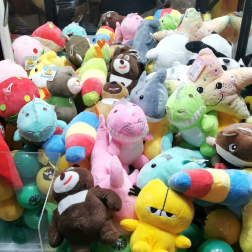 PAQUETE MAYOREO MUÑECOS DE PELUCHE MIX PARA MAQUINA CAZAPELUCHE, 50 PIEZAS